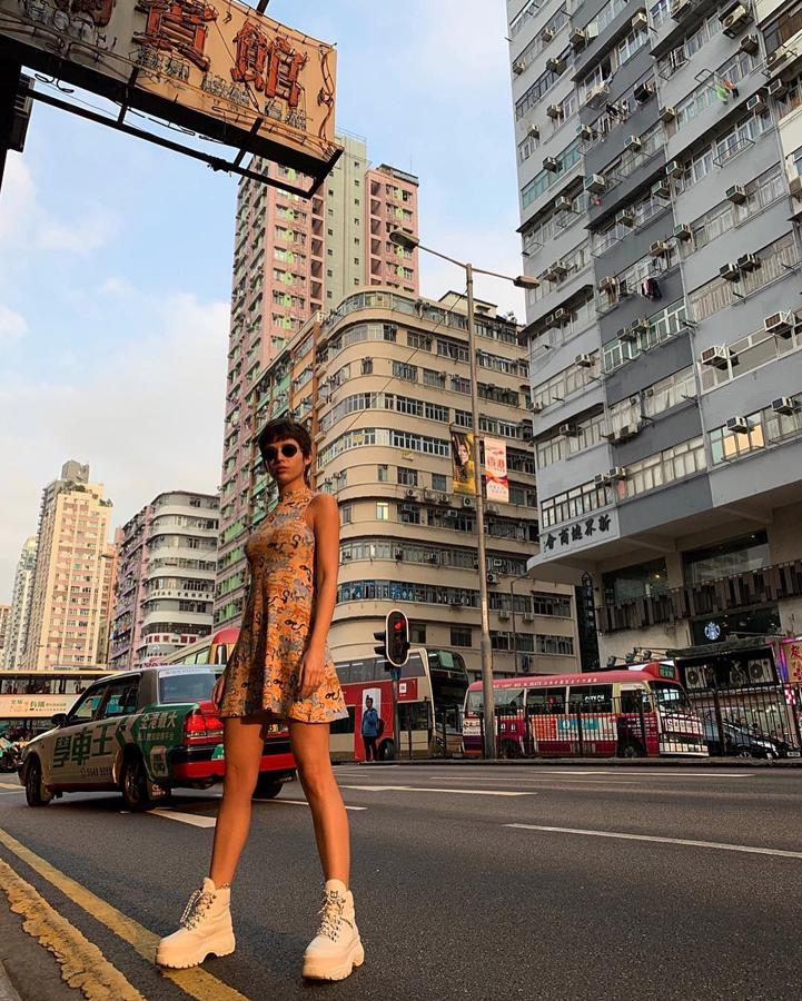 Con este mini vestido Úrsula Corberó se paseó por las calles de Hong Kong. Una prenda estampado con cuello halter y sin mangas con cuerpo ajustado y falda de vuelo.