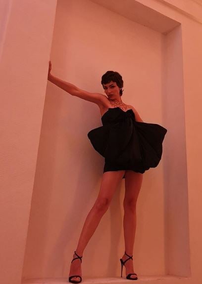 Los mini vestidos son los favoritos de Úrusla Corberó y este de Giambattista Valli negro fue el que escogió para una  presentación en Italia .