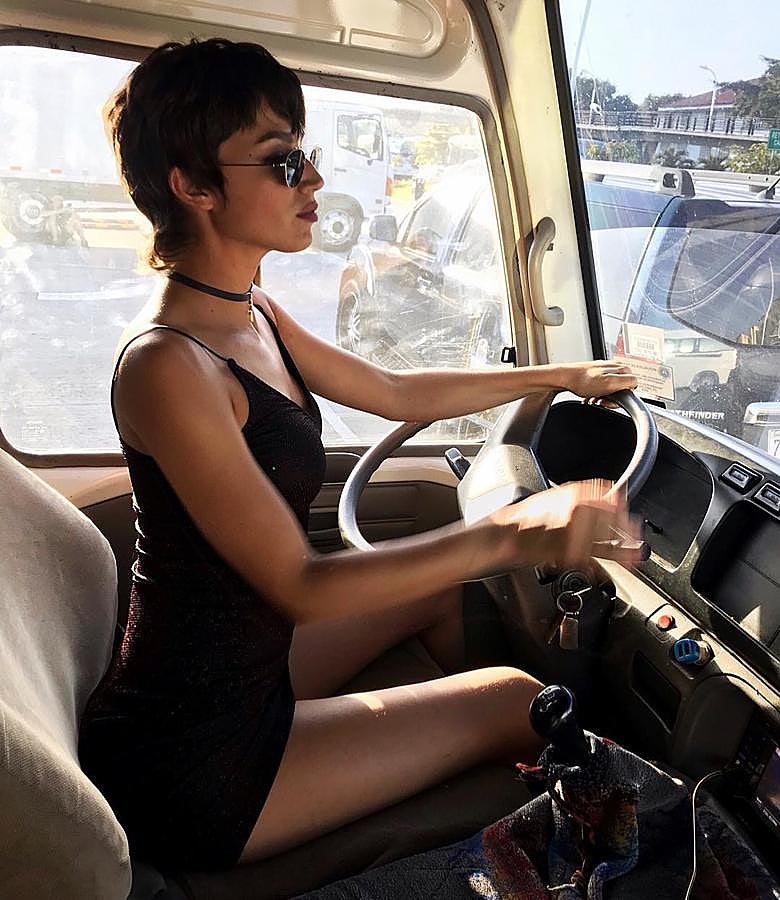 Úrsula Corberó compartió una imagen del rodaje de La Casa de Papel, en la que aparece ella al más puro estilo Tokio (personaje que ella interpreta) con otro mini vestido negro ajustado de tirantes.