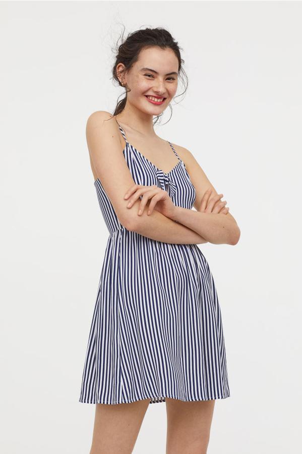 Las rayas verticales siempre 'adelgazan', así que este mini vestido con detalle de lazo en el escote nos parece una idea genial. En las rebajas de H&M pasa de 14.99 a 8.99 euros.