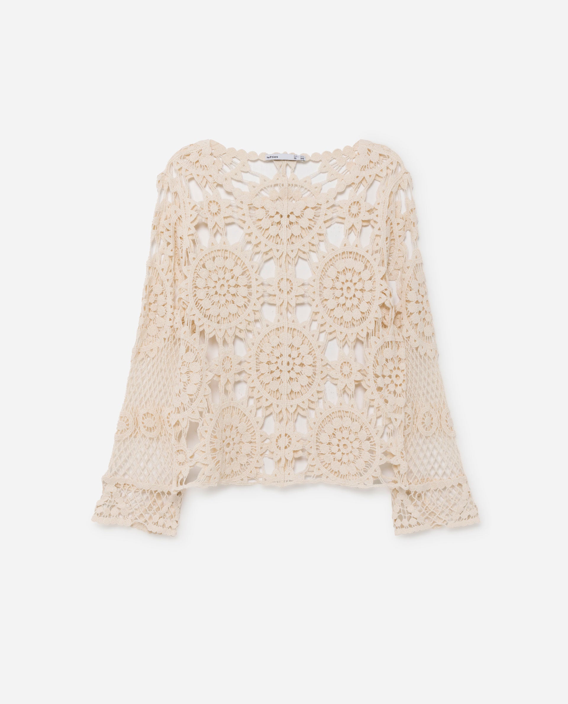 Top calado de manga larga para transportarse de inmediato a la playa. (15,99 euros).