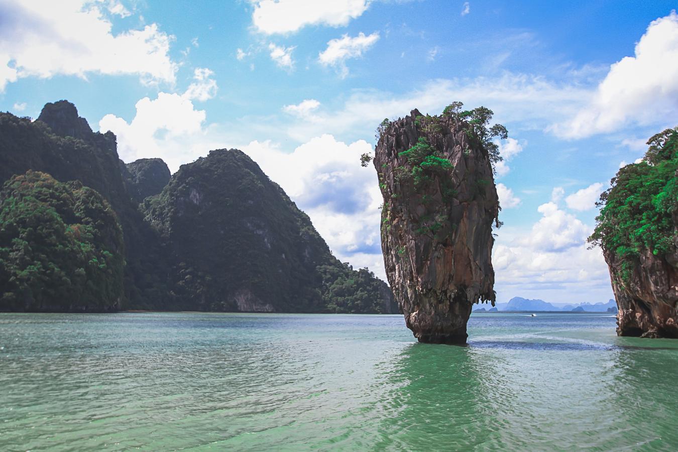 Phuket te transporta a una belleza tropical que se convertirá en una de las mejores experiencias de tu viaje. La isla más grande de Tailandia es el lugar perfecto para explorar las mejores playas del país, situadas en la misma isla o en islas vecinas. La capital cuenta con una amplia oferta cultural de santuarios y templos y, por supuesto, una agitada vida nocturna.