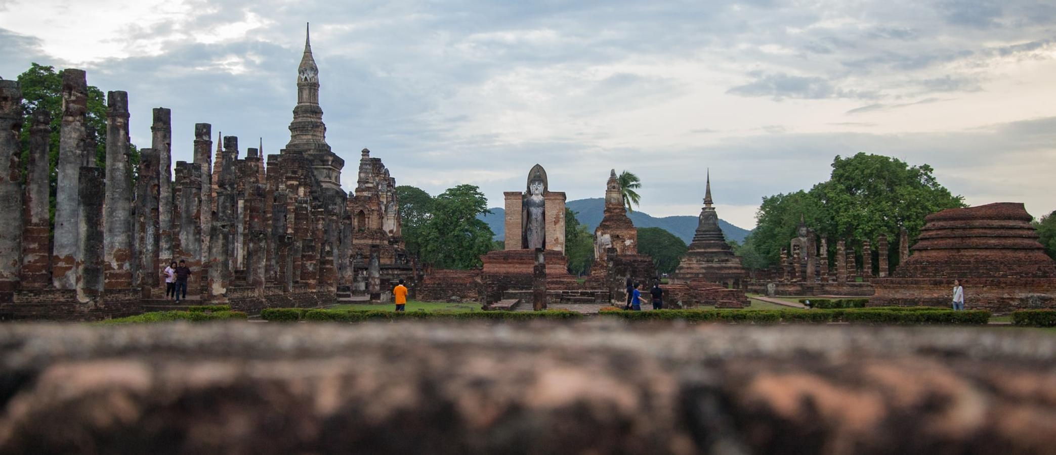 Sukhothai, se trata de un Parque Arqueológico declarado Patrimonio de la Humanidad por la UNESCO por su increíble belleza. Los monumentales ciudades y templos que se levantaron aquí dejan intuir los siglos de prosperidad de la civilización tailandesa. Sukhothai existió desde 1238 hasta 1438 d.C., cuando fue absorbido por el otro gran reino tailandés, Ayutthaya.