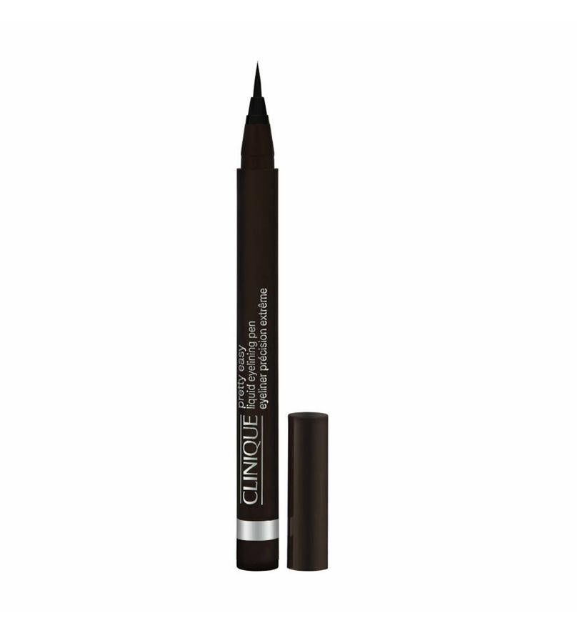 Eyeliner líquido en formato rotulador, una opción muy conveniente para principiantes. Se puede realizar un trazo preciso y definir una línea maleable al gusto gracias a su punta fina y suave. Formulado con pigmentos negros e intensos que reflejan una línea intensa y potente que se mantiene intacta durante 24 horas y además, es resistente al agua. (23,50 €).