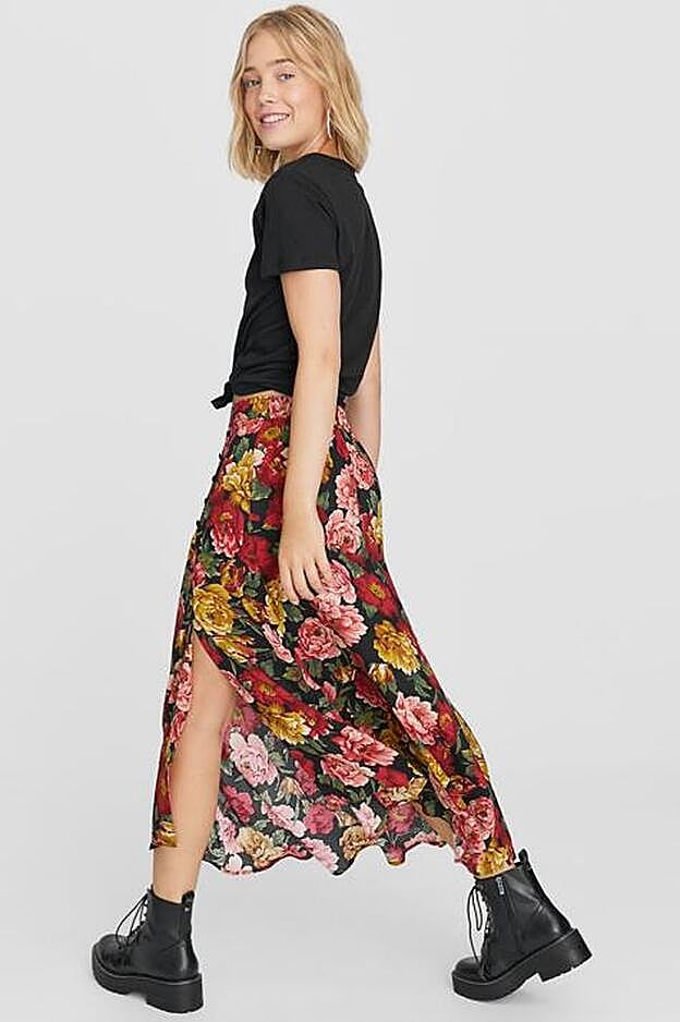 Falda midi con estampado de flores. (19,99 euros).