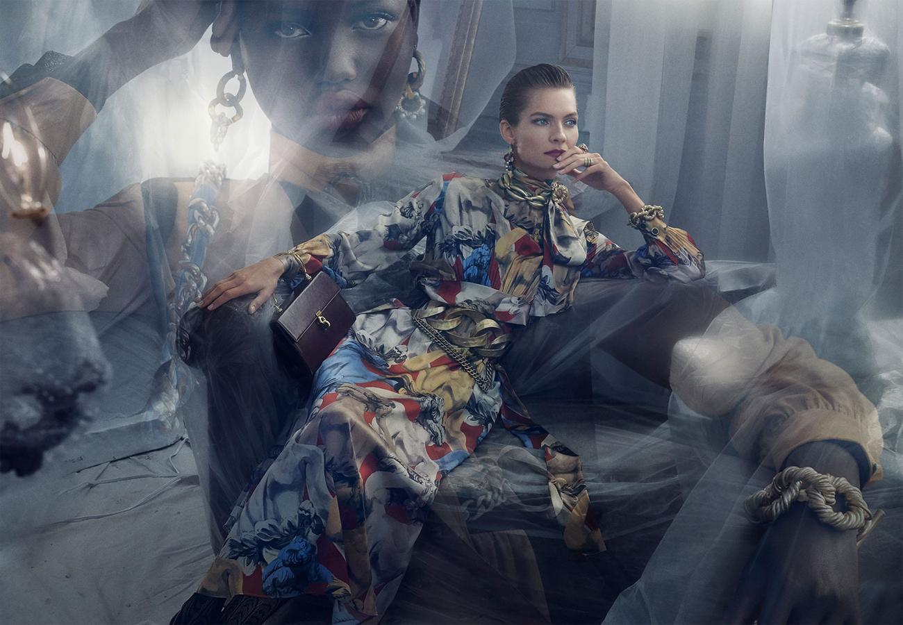 Este vestido de inspiración retro, estampado 'arty' y detalles joya de la nueva colección de Zara es uno de nuestros favoritos. Y el cinturón de cadena XXL, las joyas maximalistas, el bolso vintage...