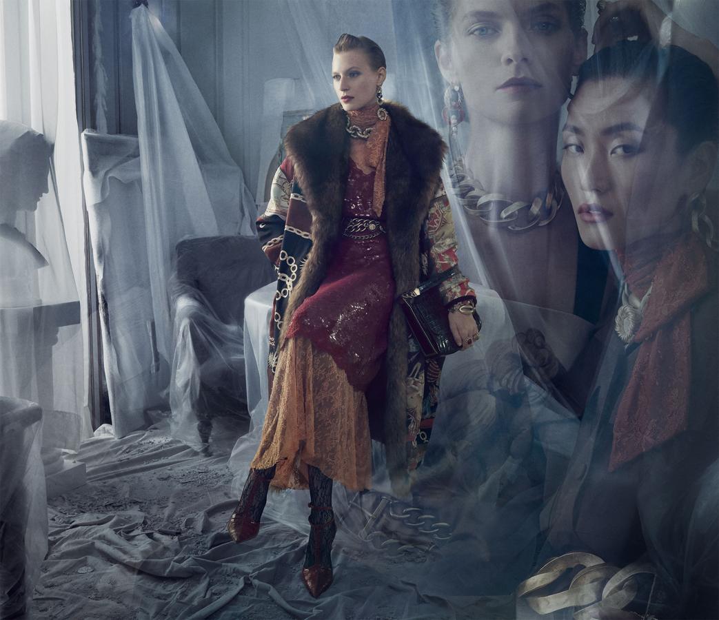 Y hablando de 'layering', ¿qué nos decís de esta manera de superponer un abrigo imponente a un vestido de lentejuelas rojo que se coloca sobre otro de encaje coral? Todo, aderezado con joyas XXL y complementos retro. ¡Maravilla pura!