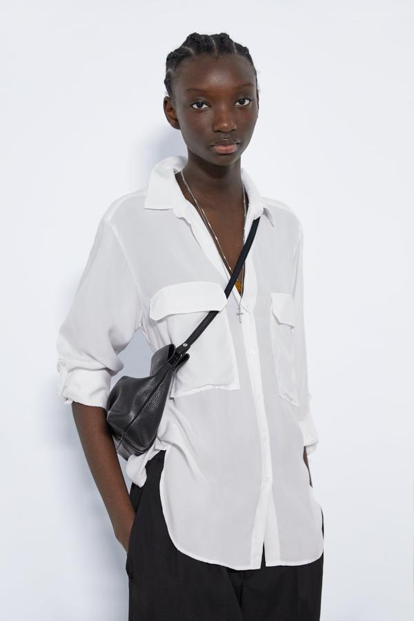 Esta blusa de gasa fluida con bolsillos de la nueva colección de Zara cuesta 29.95 euros.