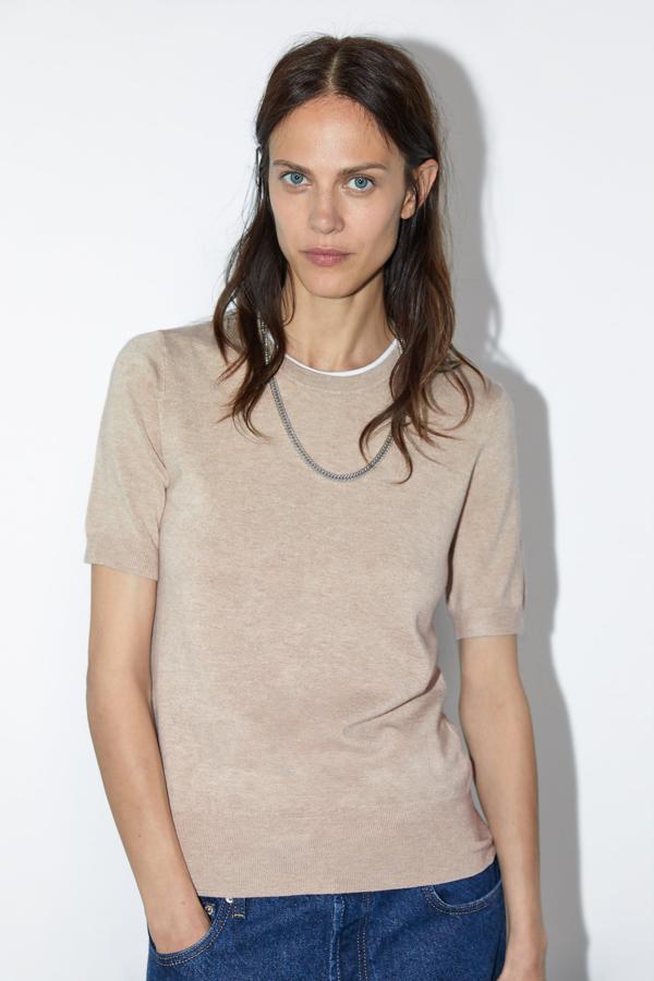 Este jersey de punto de manga corta en color arena de la nueva colección de Zara cuesta 17.95 euros.