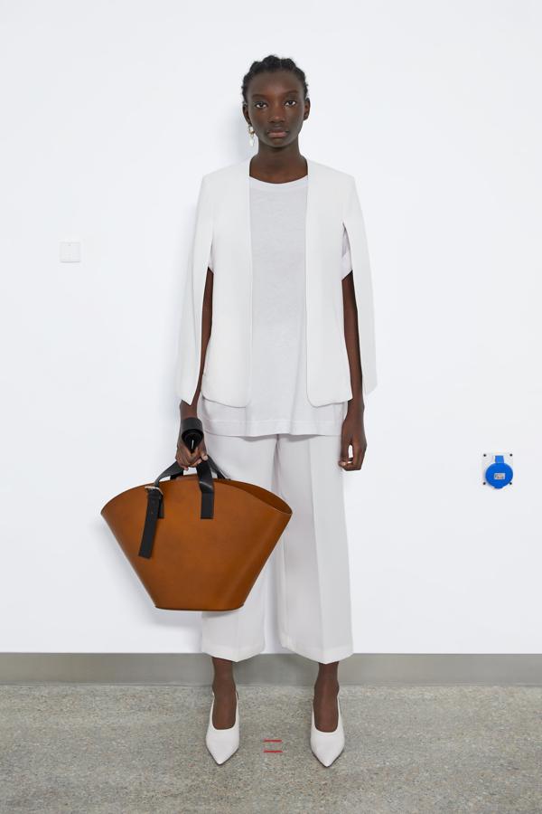 Esta chaqueta con mangas capa de la nueva colección de Zara cuesta 49.95 euros.