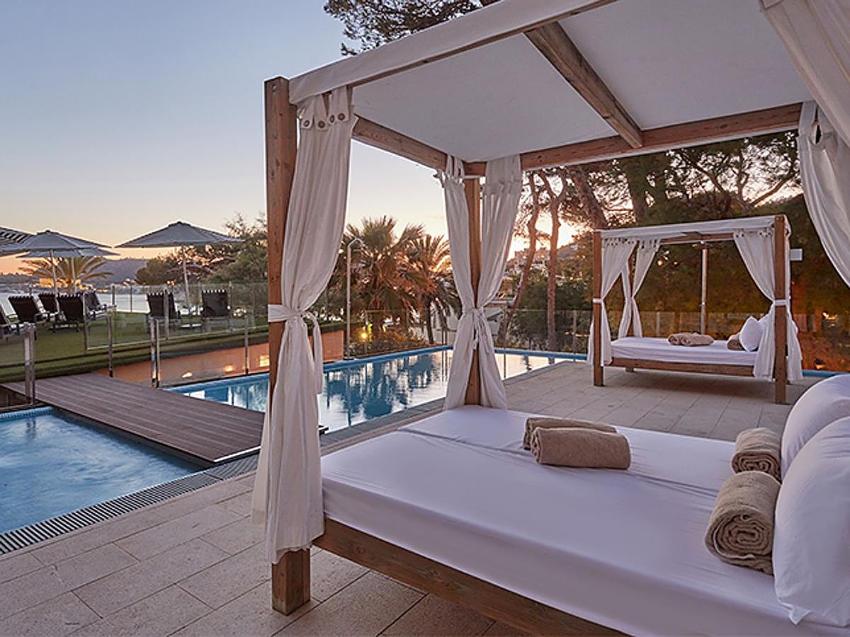 Solo con oírlo suena a música celestial: piscina centelleante, camas balinesas, masajes personalizados… Y si a esto le sumamos espectáculos, programa de actividades culturales y gimnasio equipado con lo último dan ganas de dejarlo todo ya mismo y emprender la huida. Mucho más sabiendo que este emplazamiento está en  Mallorca .  Secrets Wellness & Spa  es el lugar perfecto para cuidar cuerpo y mente mientras se disfruta de impresionantes vistas o, sencillamente, para abandonarse en un jacuzzi.