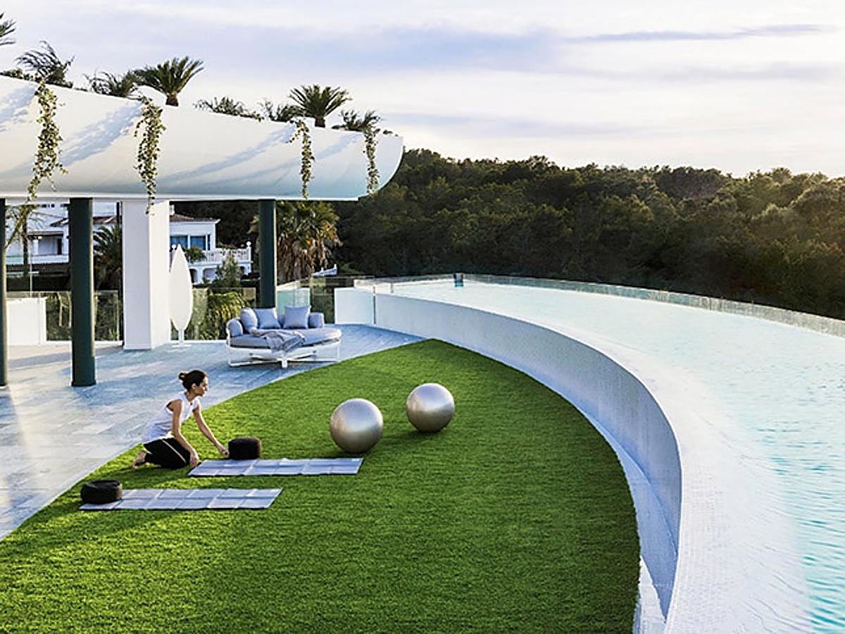 Si tu presupuesto te lo permite o si quieres darte por una vez en tu vida un auténtico lujazo, escápate unos días al  Sha Wellness Clinic , en  Alicante . Este es uno de los refugios preferidos de los VIP. ¿La razón? Sus programas de bienestar, adelgazamiento, medicina preventiva, genética y antienvejecimiento. Y todo bajo una óptica natural y un concepto de midfulness que te dejan como nueva.