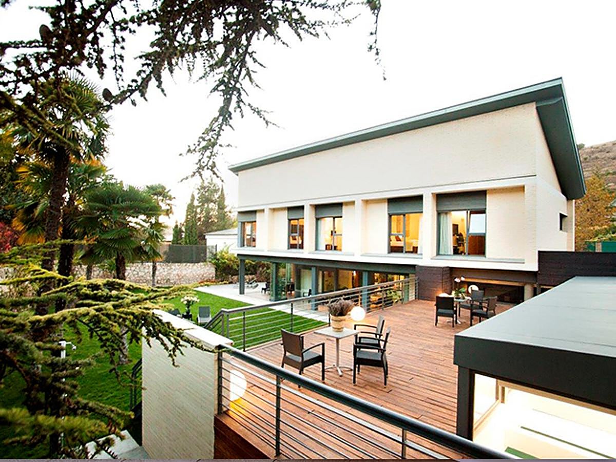 Para las que necesitan huir de la ciudad pero tampoco quieren recluirse en un monasterio para meditar sobre cuestiones trascendentales ni someterse a rigores monacales, hay un sitio ideal. Se llama  Hotel Spa Niwa , y es un hotel boutique especializado en turismo saludable y bienestar que se encuentra a tiro de piedra de Madrid, en  Brihuega (Guadalajara) . Aquí no solo dispones de programas detox, sino también de los últimos tratamientos faciales y corporales con producto autóctono como la lavanda y la miel (en manos de terapeutas filipinas), propuestas de entrenamiento, y descanso asegurado junto a los campos de lavanda. Este es el verdadero viaje a La Alcarria que no debes perderte. Y si quieres, hasta puedes compartirlo con tu pareja…