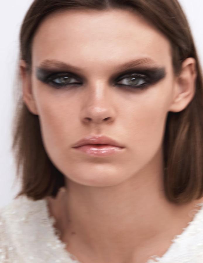 Los smokey eyes siguen siendo los reyes del maquillaje y Zara no se ha olvidado de ellos, pero eso sí, ha propuesto una nueva versión mucho más rasgada y rompedora que nos recuerda mucho a al maquillaje más copiado de Natalie Portman en el 'Cisne Negro'.