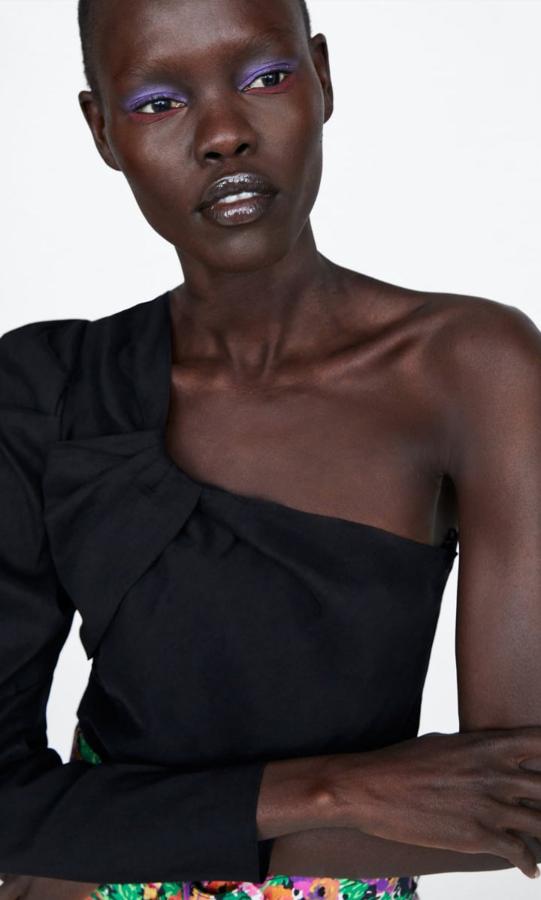 En Zara nos proponen dejar a un lado el eyeliner y vestir el ojo con dos tonalidades (una en el párpado superior y otra bajo la línea inferior de pestañas.