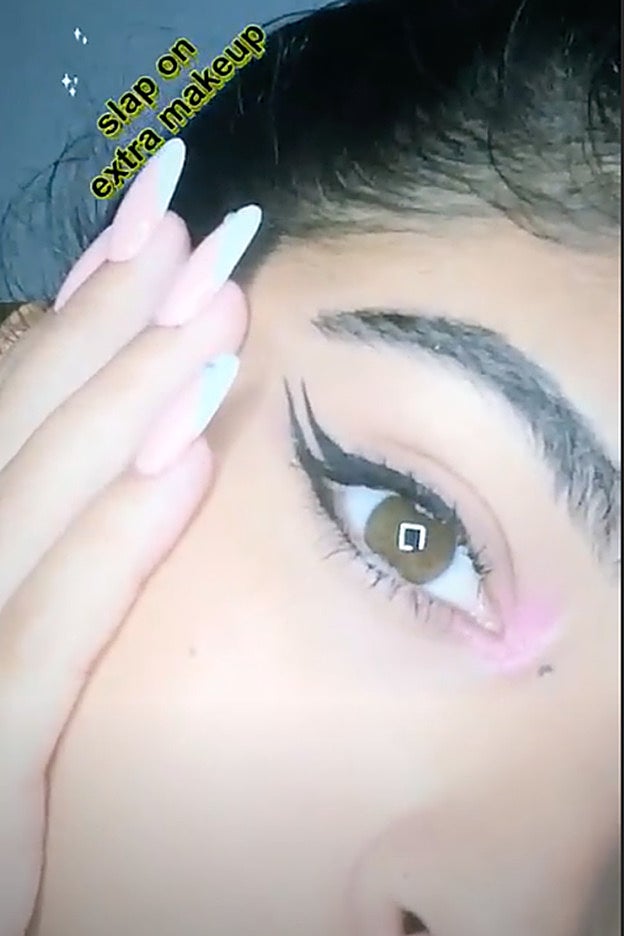 Primer plano del doble eyeliner que lleva África, de Operación Triunfo.