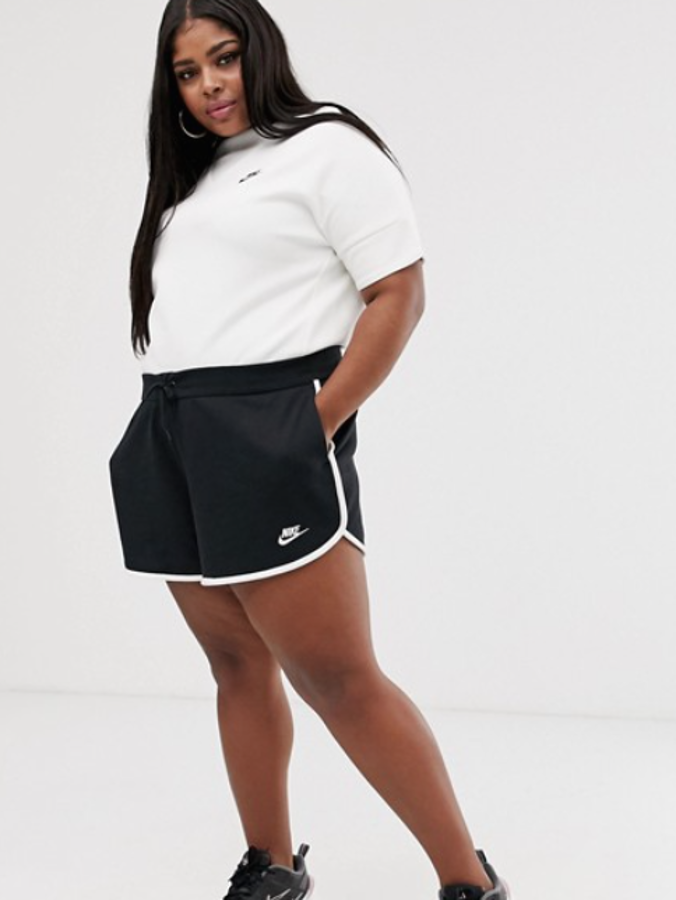 Shorts cortos de corredor en negro de Nike Plus, con el ribete blanco que le dan ese tono retro tan apetecible. Coataban 28 euros en Asos y ahora salen por 19,49 euros.
