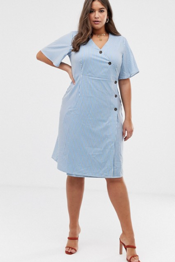 Vestido de popelina a rayas con diseño cruzado y botones en contraste de la marca Unique21 Hero. Está disponible en Asos por 30,99 euros (costaba 60,99 euros).