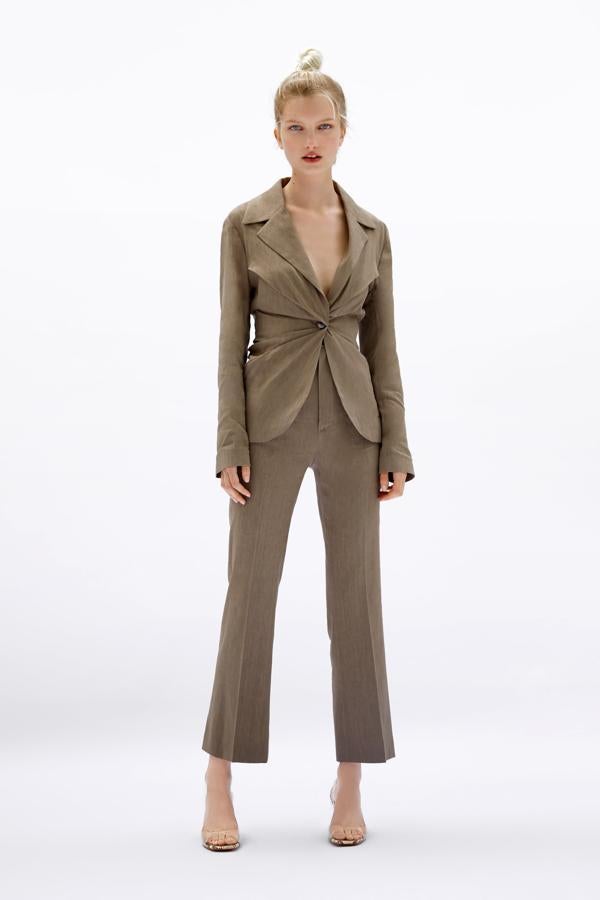 Unas sandalias de PVC transparentes que te  hagan las piernas larguísimas , como estas de las rebajas de Zara (pasan de 29.99 a 12.99 euros).