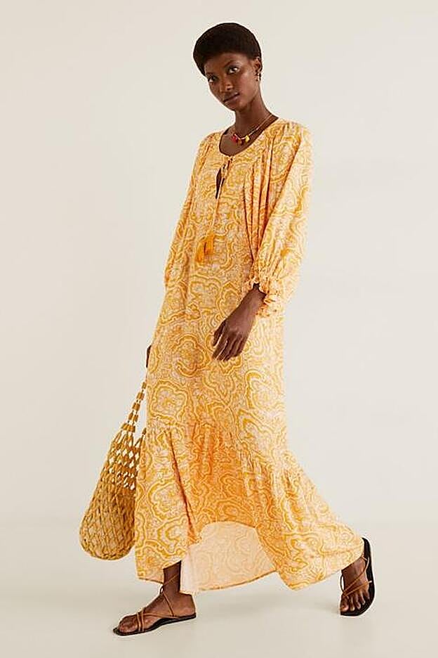 Vestido largo con estampado paisley en vibrante color amarillo.