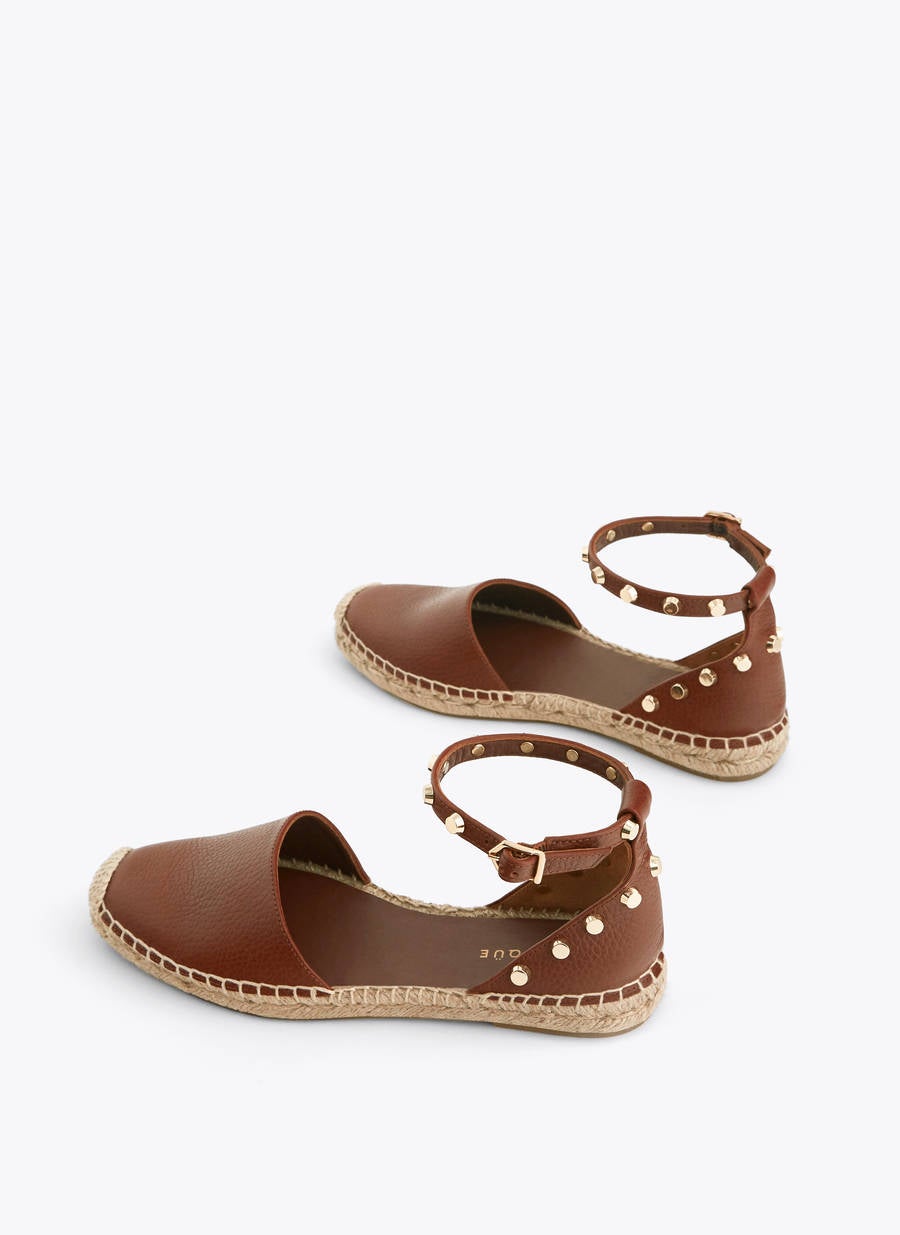 Sandalias de yute elaboradas con piel de vacuno y tachas: 89 euros en Uterqüe.