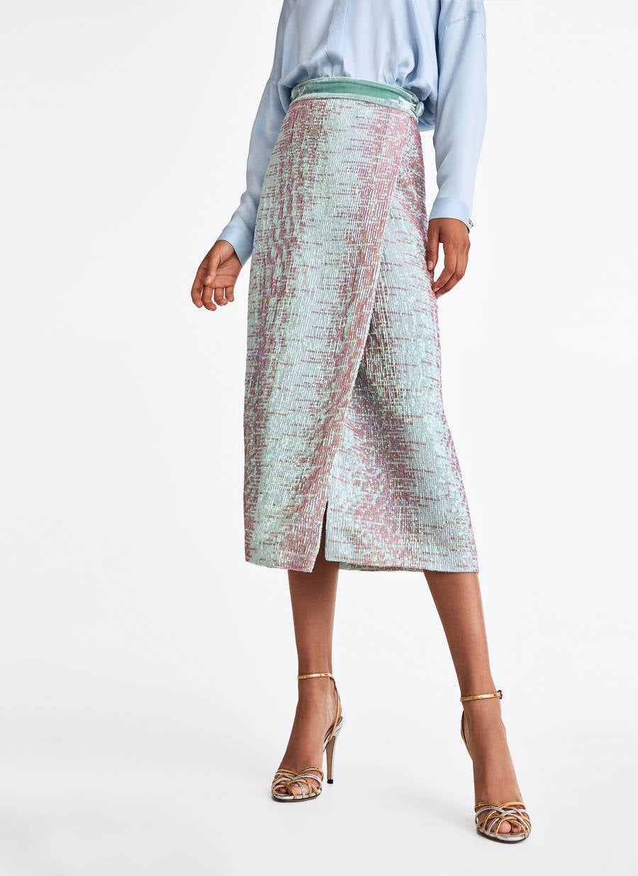 Falda midi de lentejuelas elaborada con tejido fluido: 99 euros en Uterqüe.