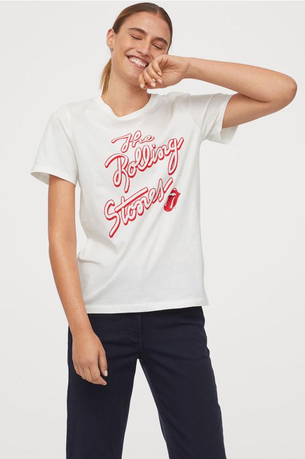 Esta camiseta de H&M tiene el nombre del grupo The Rolling Stones en rojo y cuesta 9,99 euros.