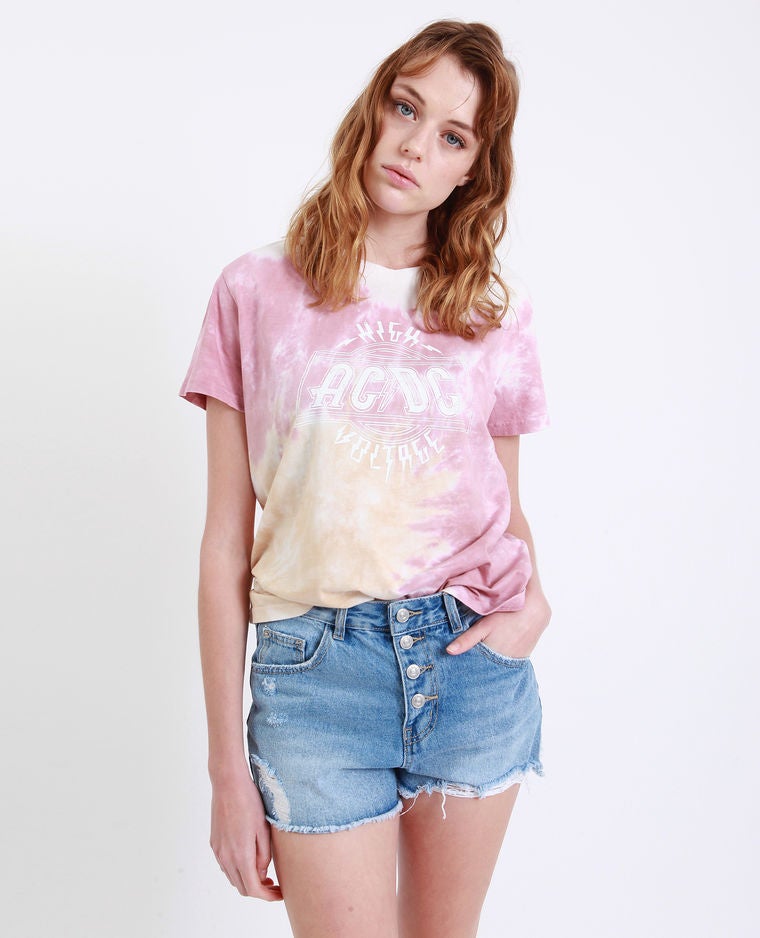 En Pimkie hay disponible esta camiseta de estampado tye-die rosa y amarillo de AC/DC rebajada a 12 euros.