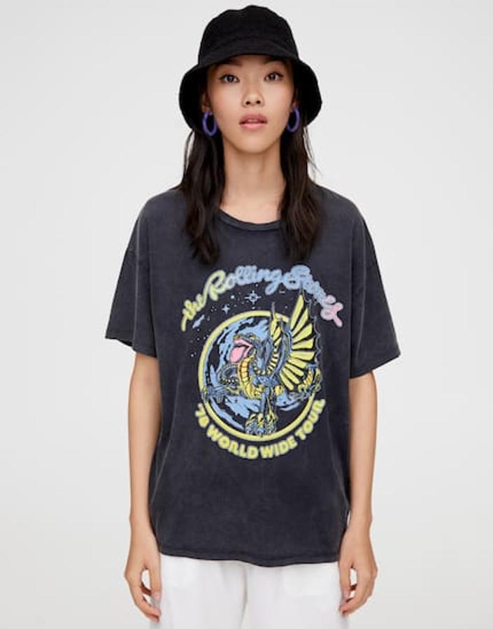 En Pull&Bear puedes encontrar esta camiseta gris con el dragón de los Rolling Stones por 15,99 euros.