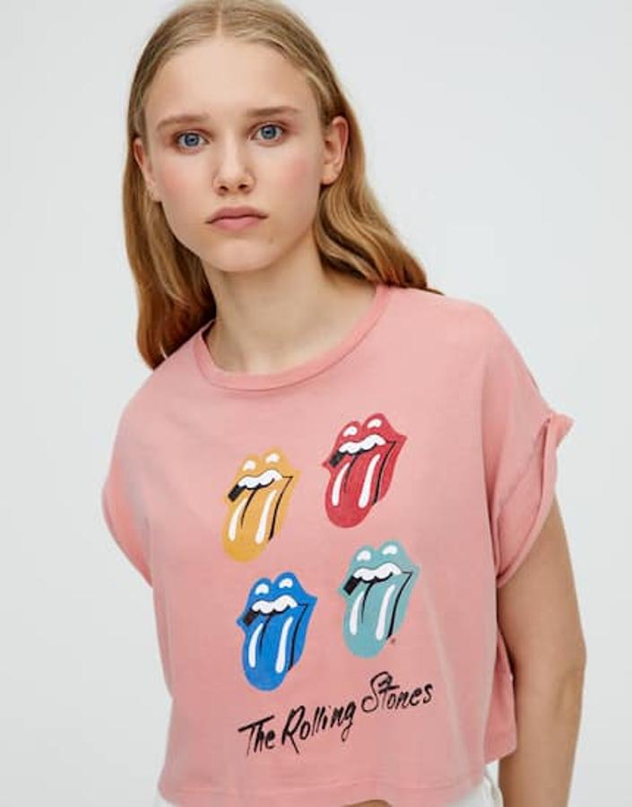 Las famosas lenguas de los Rolling Stones no podían falta en esta selección, como esta camiseta rosa de Pull&Bear que cuesta 15,99 euros.