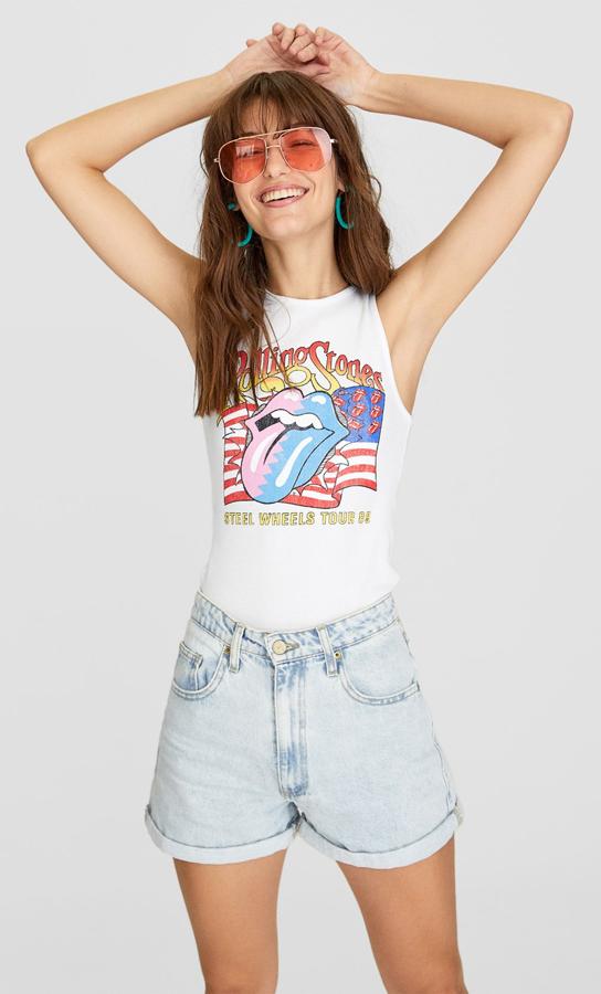 Camsieta de Stradivarius de los Rolling Stones blanca y sin mangas por 12,99 euros. Disponible también en negro.