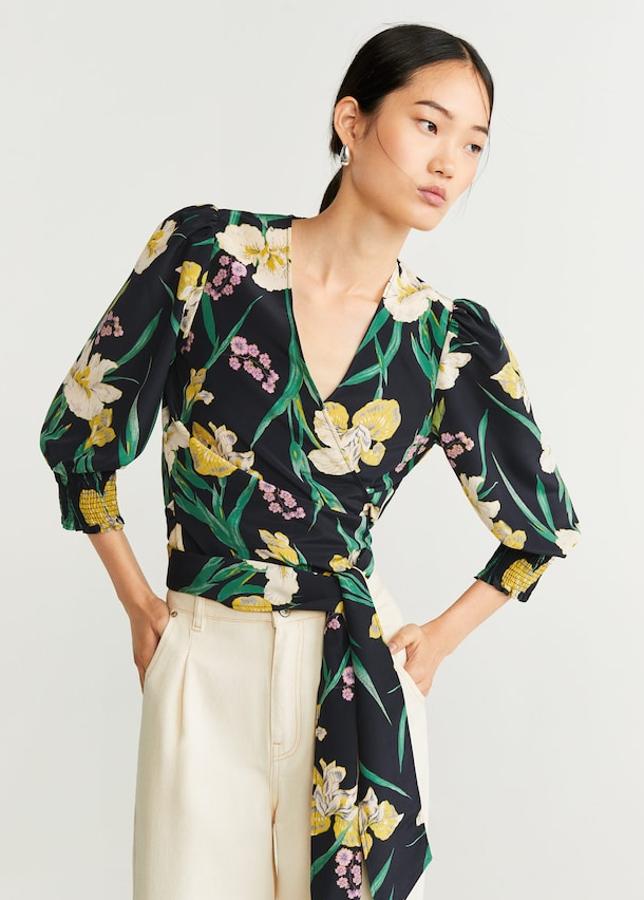Blusa cruzada flores (Mango, 29,99 euros) en tejido de crepé fluido y estampado de flores. Se trata de un diseño curuzado con escote de pico, manga larga con puños elásticos y cierre de lazo.