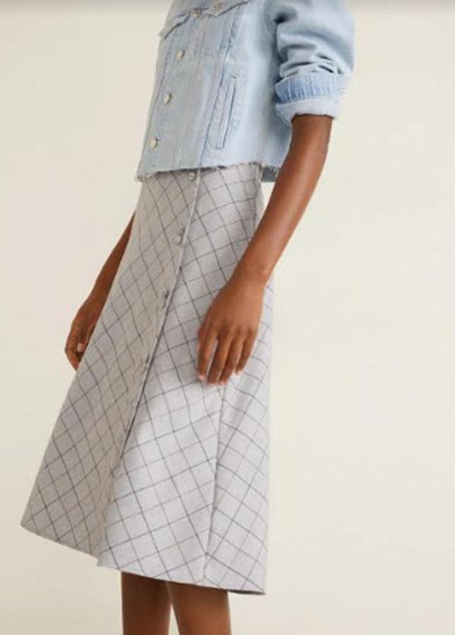 Falda con diseño acampanado y estampado de cuadros, 12,99 euros.