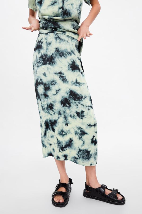 Falda fluida elástica con bajo con abertura en la parte trasera y estampado tie dye, 9,99 euros.