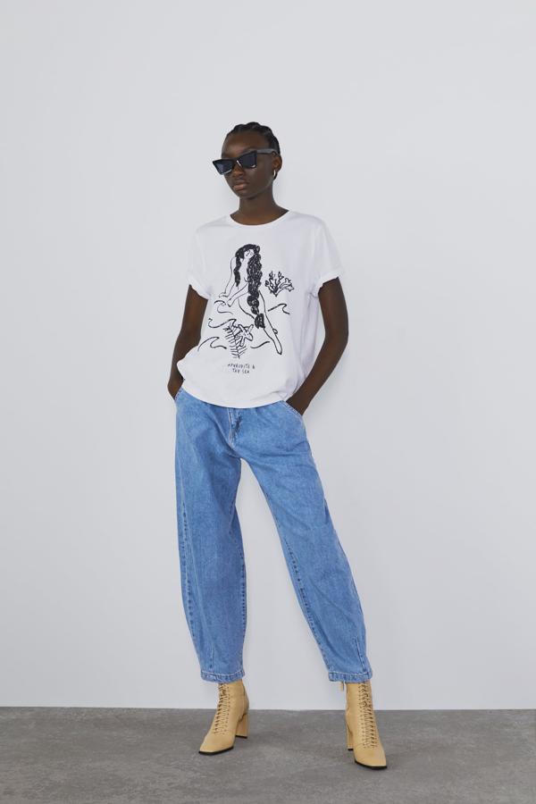 Estos vaqueros 'carrot fit' (sí, piensa en la silueta de una zanahoria) son de la nueva colección de Zara y cuestan 29.95 euros.