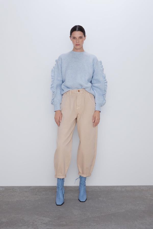 En este caso encontramos una versión mucho más relajada, con unos pantalones de pinzas tipo chino y el bajo recogido. Son de la nueva colección de Zara y cuestan 29.95 euros.