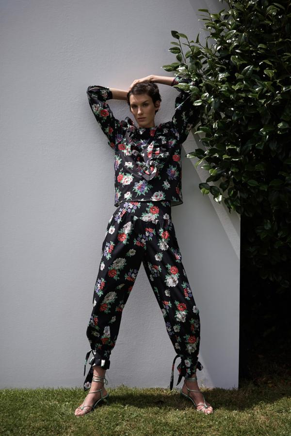 Estos pantalones de flores de cintura marcada y pernera ancha se recogen con un lazo en el tobillo, disimulando volúmenes en la cadera y estilizando nuestra silueta. Son de la nueva colección de Zara, y cuestan 39.95 euros.