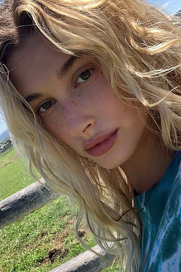 El selfie sin maquillaje de Hailey Baldwin Bieber que deja ver todas sus pecas.