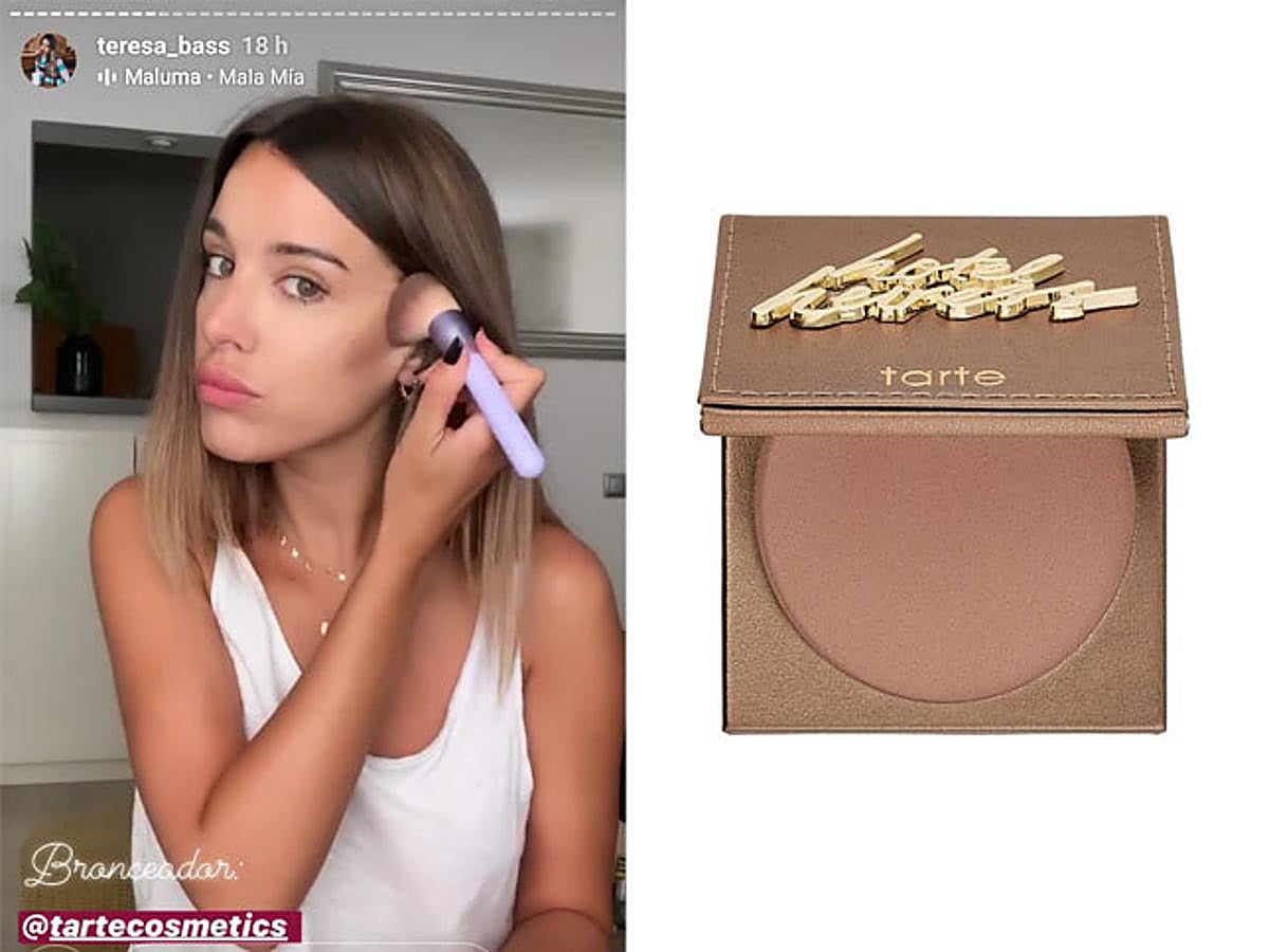 Los polvos bronceadores son otro de los grandes imprescindibles de Teresa Bass en sus maquillajes y sobre todo en verano para intensificar ese tono bronceado en el rostro. Eslla los aplica haciendo el clásico tres (pómulos, sien, lateral de la frente y parte baja de la mandíbula) y elige los Amazonian Clay Bronzer Mate Waterproof de Tarte.