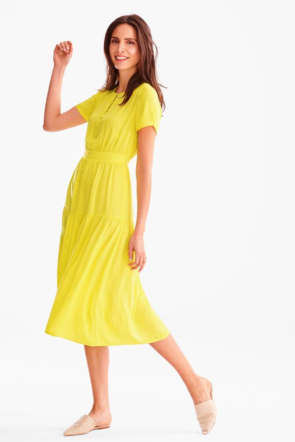 Vestido midi amarillo con botones centrales. En las rebajas de C&A pasa de 14.90 a 5.90 euros.