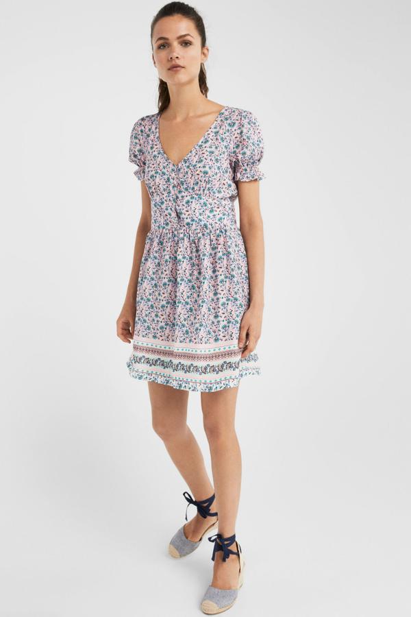 Vestido con estampado de flores y mangas con volumen. En las rebajas de Springfield pasa de 24.99 a 9.99 euros.