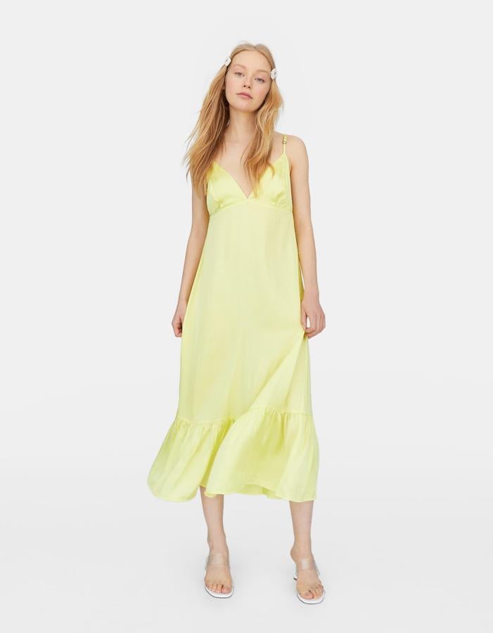 Vestido midi en satén amarillo limón. En las rebajas de Stradivarius pasa de 29.99 a 9.99 euros.