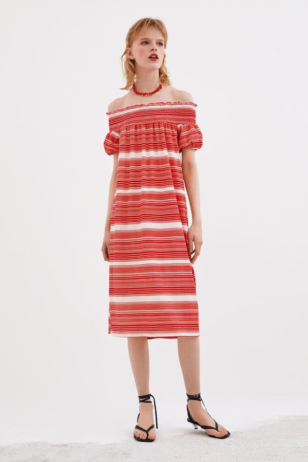 Vestido de playa con escote 'off the shoulders'. En las rebajas de Zara pasa de 19.95 a 9.99 euros.