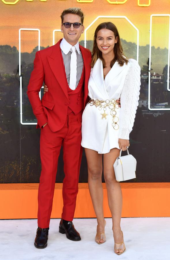 Edith Bowman apostó por un mini vestido tipo blazer que combinó de una forma impecable: cinturón de cadenas, mini bolso y sandalias de PVC que hacen piernas infinitas.