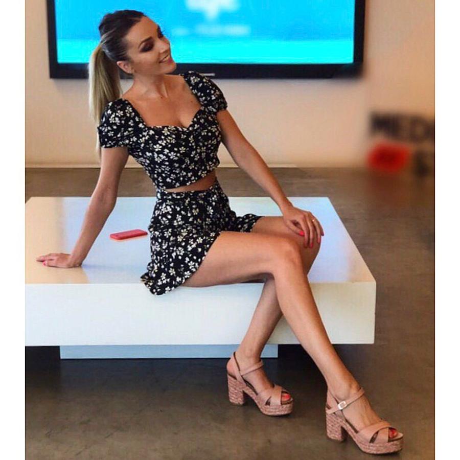 Este es uno de los looks más sexys de la colaboradora. Anna Simon lució este short y top de flores que conjuntó con sandalias de Carmela Shoes.