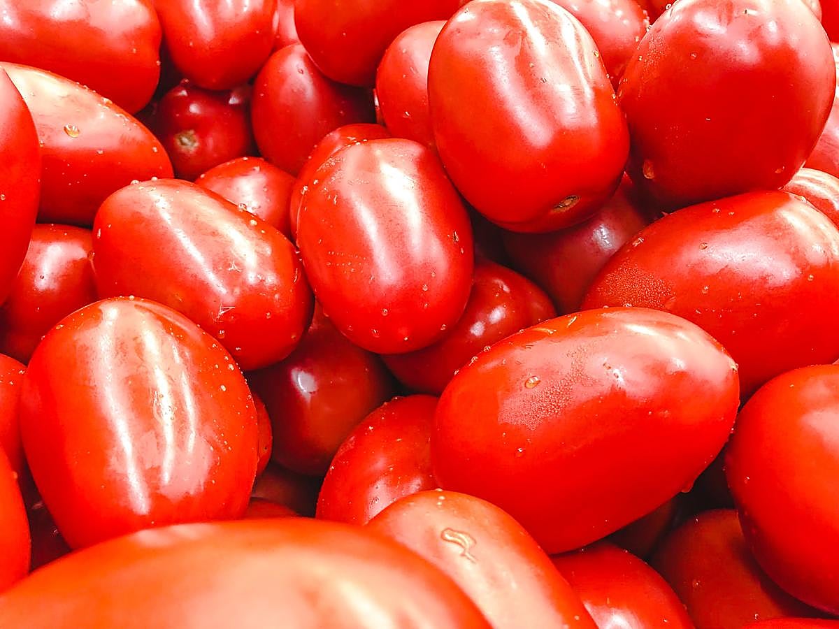 Los tomates son una fuente muy abundante de  Vitamina A , que contribuye a mantener la piel en perfectas condiciones, y sobre todo, sana ya que favorece el desarrollo de su pigmentación. No hay mejor época del año para comer tomate; en ensalada, en gazpacho... las opciones son interminables.