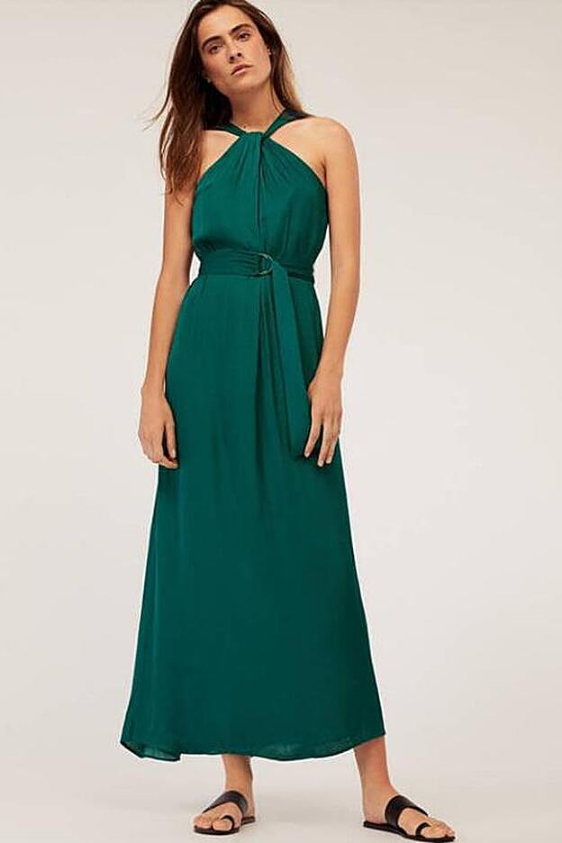 Vestido satinado con cuello halter, 35,99 euros.