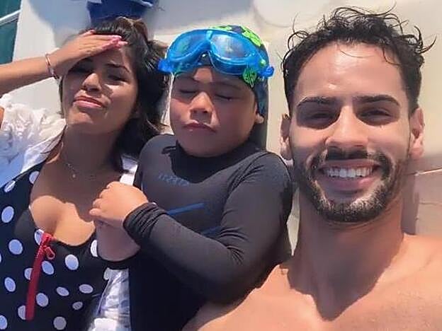 Chabelita, su hijo Alberto y Asraf de relax.