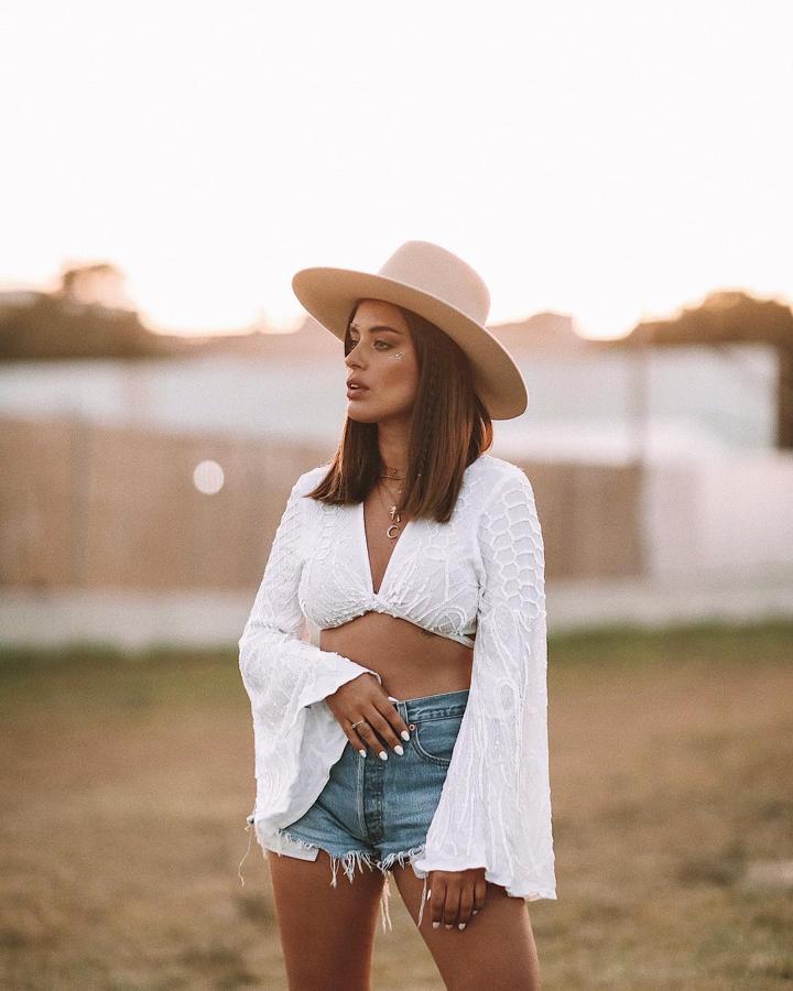 Para el primer día del festival, Dulceida optó por este top de mangas acampanadas blancos que conjuntó con shorts vaqueros y sombrero.