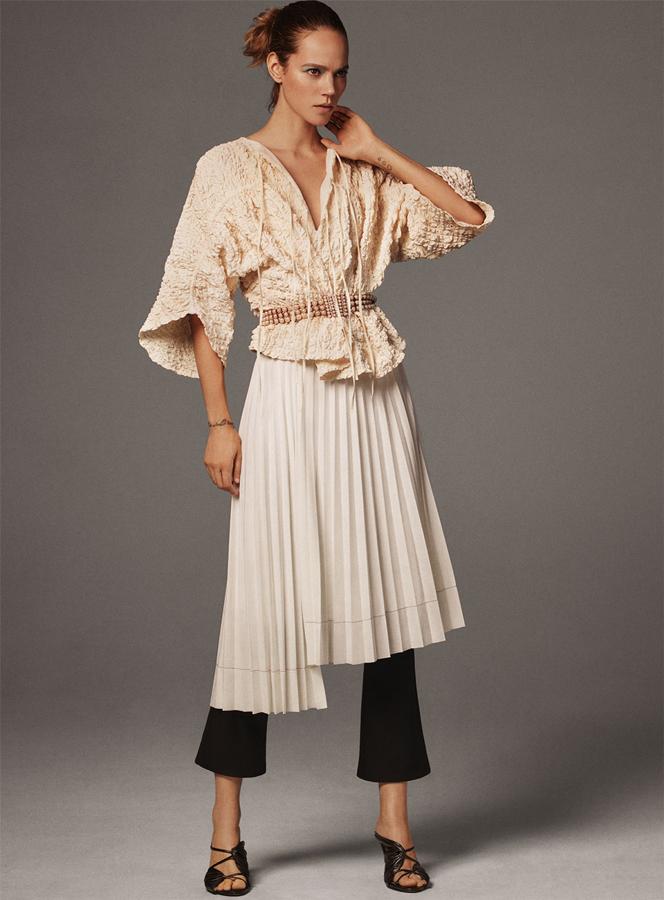 La blusa con textura de la nueva colección de Zara cuesta 29.95 euros, la falda asimétrica 25.95 euros, los leggings flare 19.95 euros, las sandalias 69.95 y el cinturón de perlas, 19.95 euros.